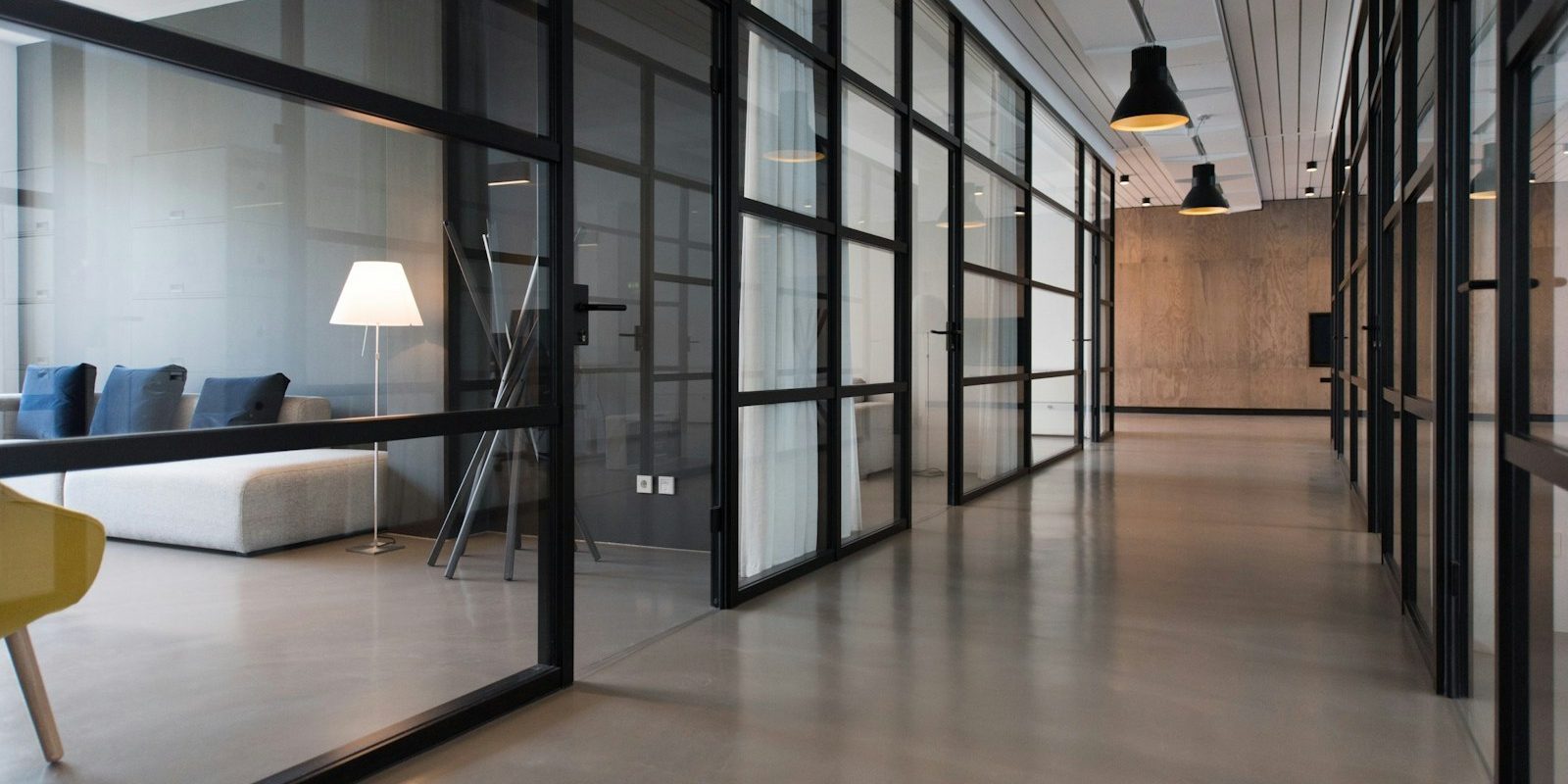 Сучасний офіс із робочими місцями та панорамними вікнами